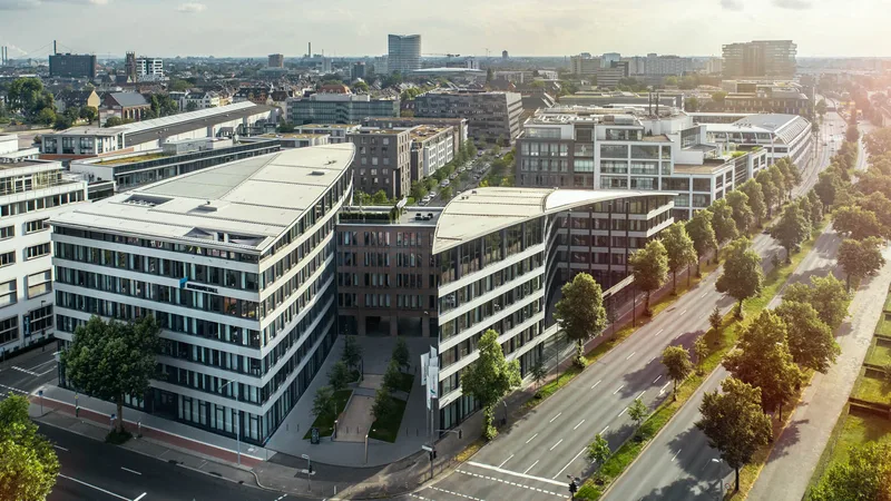 Luftaufnahme der Rheinmetall-Konzernzentrale in Düsseldorf umgeben von städtischer Bebauung und Grünflächen