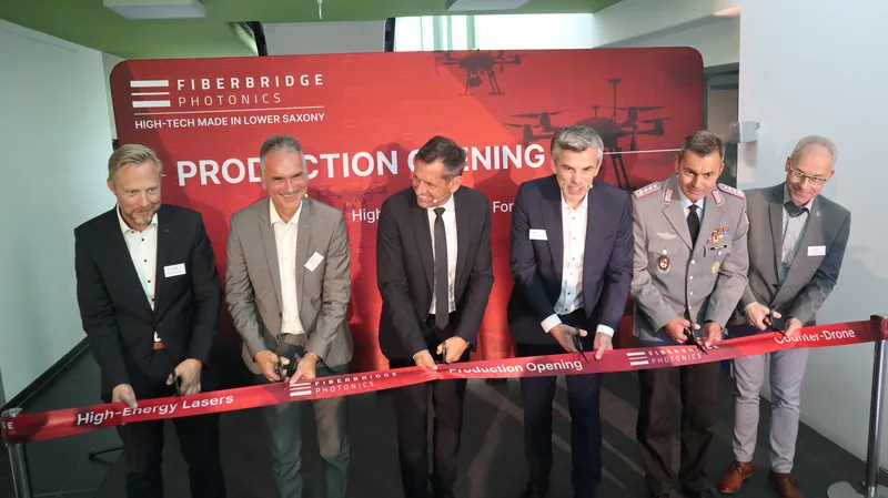 Eröffnung der neuen Produktionsstätte von FiberBridge Photonics in Hannover (v.l.n.r.): Armin Sternberg, Technischer Regierungsdirektor WTD-91, Frank Dosquet, Direktor WTD-91, Olaf Lies, Ministerpräsident Niederdsachsen, Dr.Ing. Thomas Theeg, CEO FiberBridge Photonics, Oberst Frank Wachter, Kommandeur Landeskommando Niedersachsen, und Christoph Stein, Technischer Regierungsdirektor WTD-91.