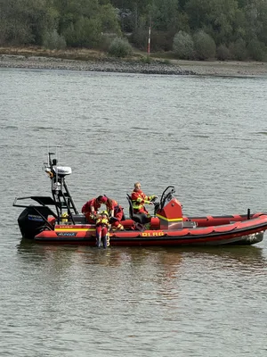 Einsatzkräfte der Deutschen Lebens-Rettungs-Gesellschaft (DLRG) nehmen während einer Übung eine Person aus dem Wasser an Bord eines Rettungsbootes des Herstellers Alunaut auf. Das Einsatzboot ist mit einem Mercury-Außenbordmotor sowie einer Radarantenne von Simrad ausgerüstet.