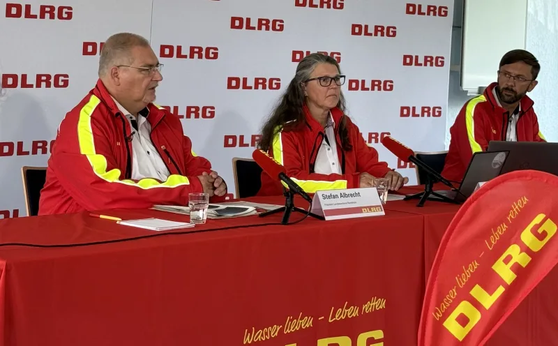 DLRG-Präsidentin Ute Vogt (l.), Martin Holzhause, Pressesprecher der DLRG und Moderator der Pressekonferenz, sowie Stefan Albrecht, Präsident des DLRG-Landesverbandes Nordrhein, stellten in Düsseldorf die Zwischenbilanz der Ertrinkungsunfälle 2026 vor.