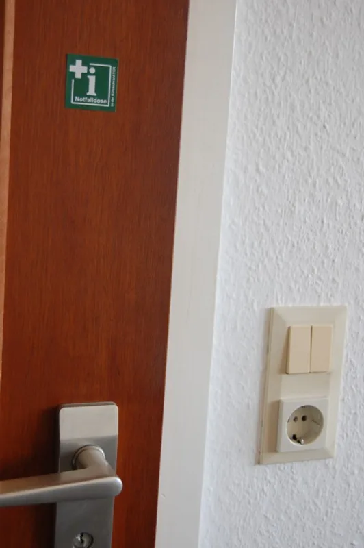 Die Notfalldose enthält wichtige Informationen für Rettungskräfte und wird gut sichtbar im Kühlschrank aufbewahrt, damit sie im Notfall schnell gefunden werden kann.