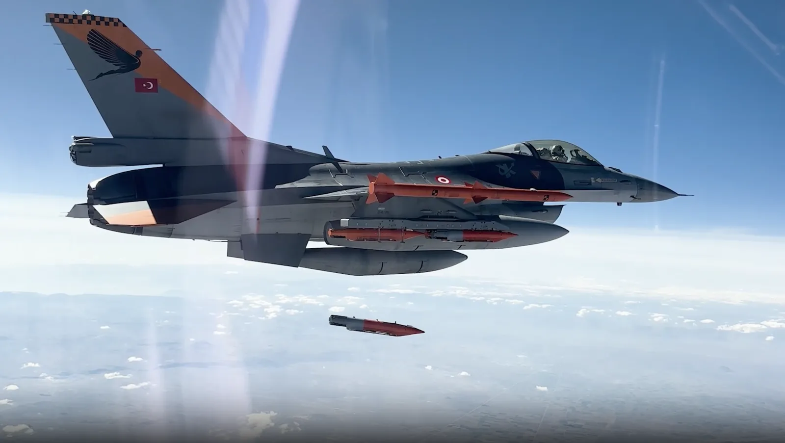 Ein Mehrzweckkampfjet des Typs F-16 Fighting Falcon der türkischen Luftstreitkräfte klinkt im Flug die TOLUN-P aus.