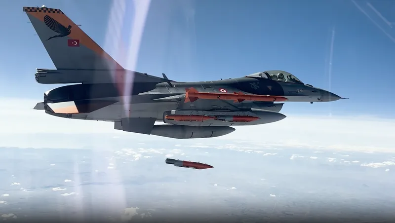 TOLUN-P: Türkischer F-16-Kampfjet beim Abwurf einer Präzisionslenkwaffe während eines Erprobungsflugs mit Übungsmunition an den Tragflächen