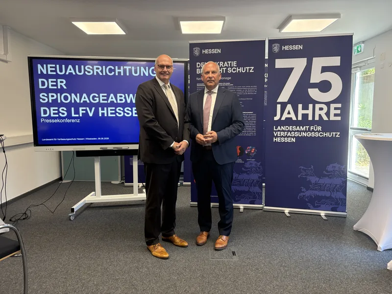 Innenminister Roman Poseck und LfV-Präsident Bernd Neumann
