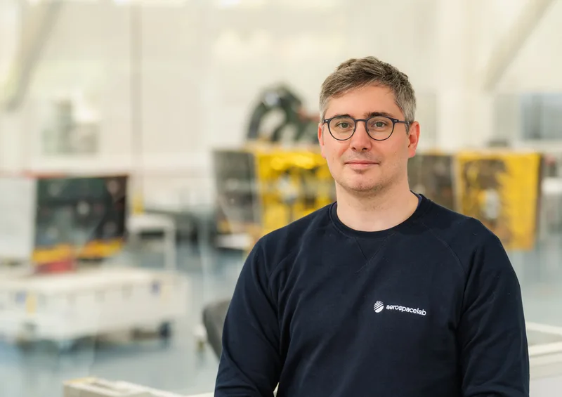 Benoit Deper, Geschäftsführer von Aerospacelab, steht in einer Produktionsstätte für Satellitenkomponenten
