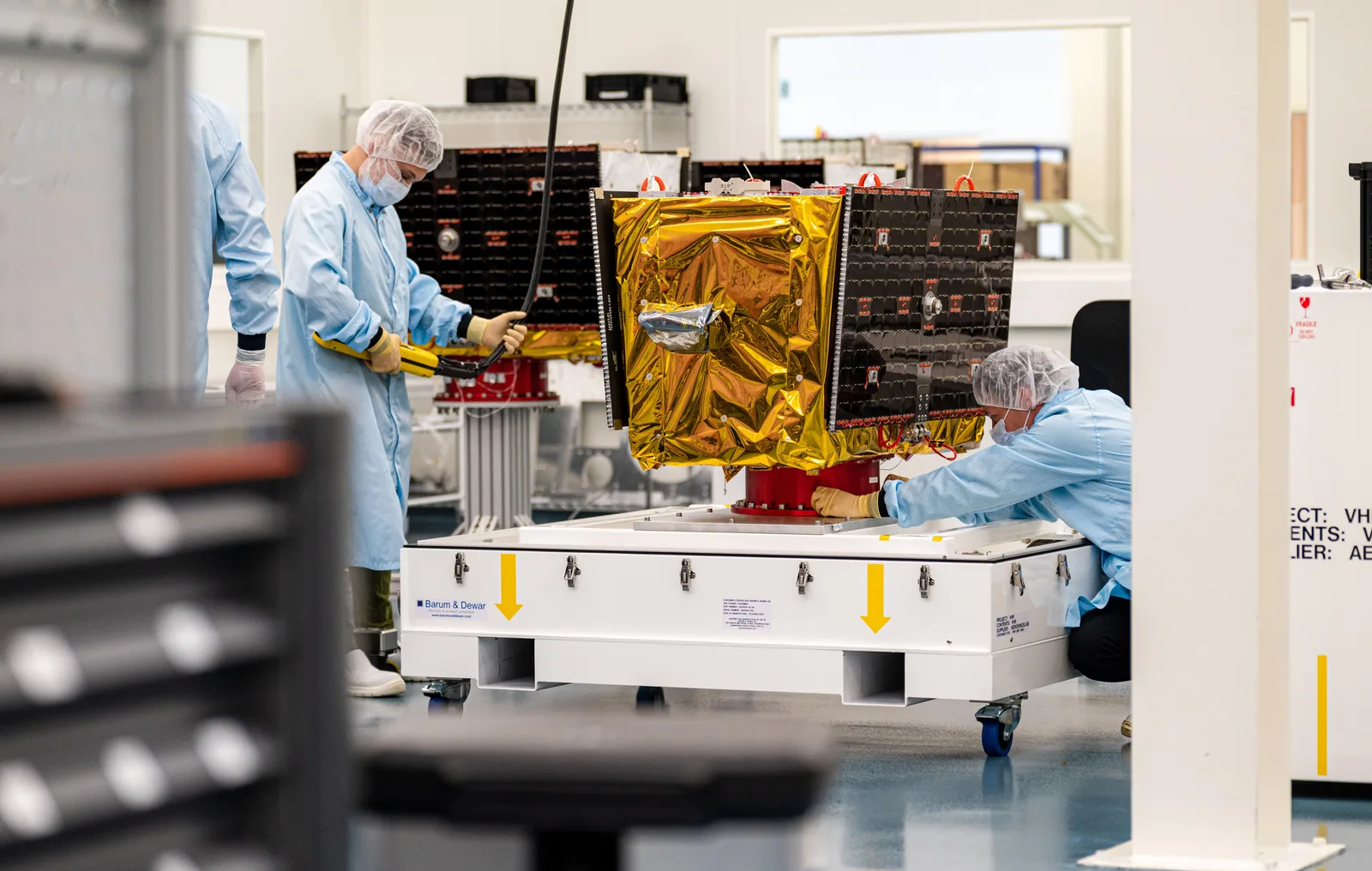 Techniker arbeiten an der Montage und Integration eines Kleinsatelliten.
