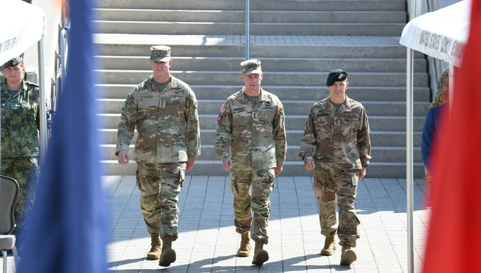 Übergabe in Wiesbaden (v.l.n.r.): der Oberbefehlshaber der NATO-Streitkräfte in Europa (SACEUR), General Alexus G. Grynkewich, Generalleutnant Curtis A. Buzzard und Generalleutnant Guillaume N. Beaurpere.