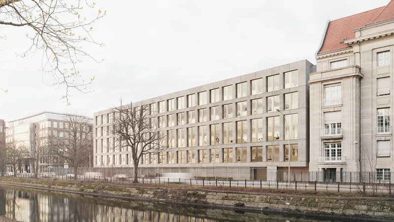 Architekturentwurf von Sauerbruch Hutton für einen Verwaltungsbau mit gerasterter Steinfassade an einem Berliner Kanal