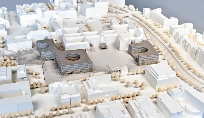 Architekturmodell der geplanten Erweiterung des Bendlerblocks in Berlin mit farblich hervorgehobenen Neubauten