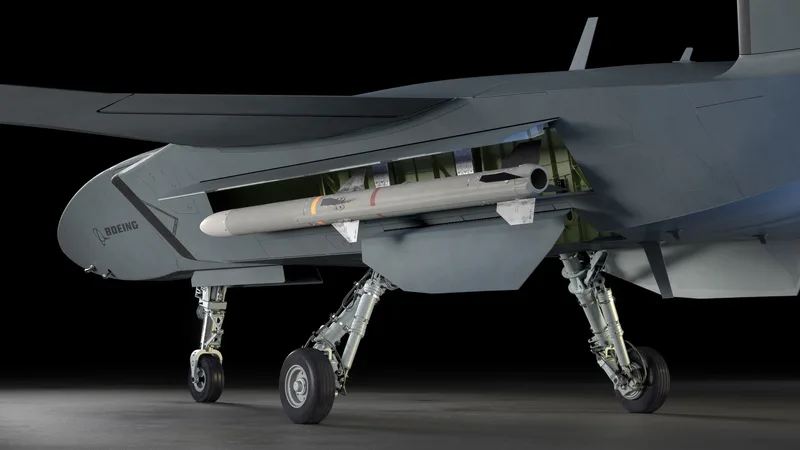 Boeing MQ-28 Ghost Bat Drohne mit geöffnetem Waffenschacht und darin befindlichem AIM-120 AMRAAM Lenkflugkörper auf dem Rollfeld