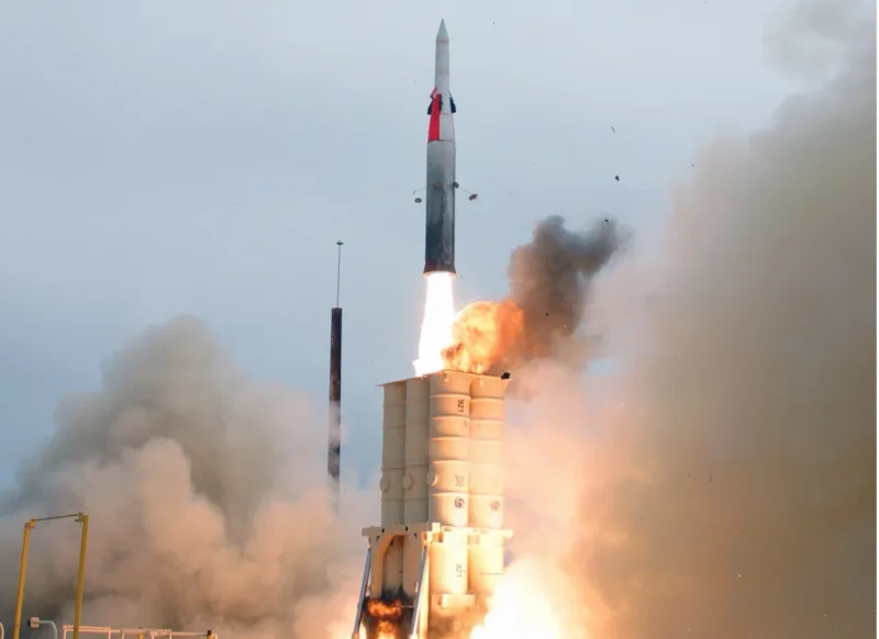 Start einer Arrow 3 Abfangrakete von einer mobilen Startrampe mit sichtbaren Rauch- und Feuerwolken am Boden