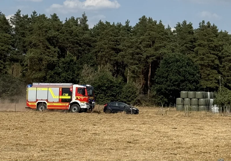 Fortlaufend treffen weitere Einsatzwagen der Feuerwehr am Einsatzort bei Swisttal-Buschhoven ein.
