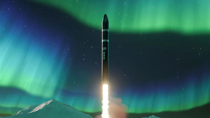 US-amerikanische Trägerrakete mit Flagge beim Start vor Polarlichtern über einer schneebedeckten Berglandschaft