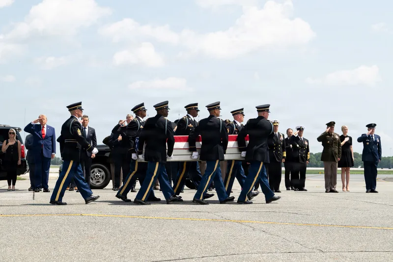 US-Ehrengarde trägt einen mit der US-Flagge bedeckten Sarg bei einer Zeremonie mit Donald Trump und Militärangehörigen auf einem Flugplatz