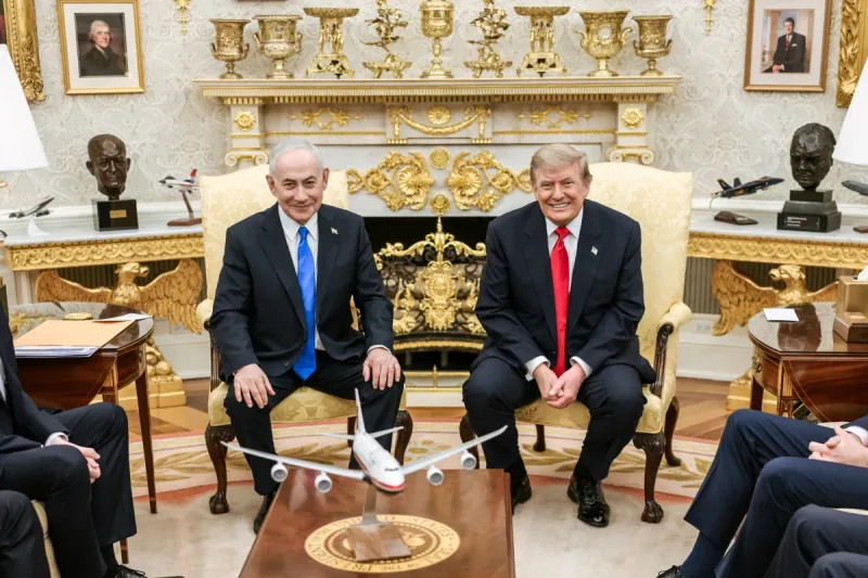 Benjamin Netanjahu und Donald Trump sitzen bei einem Treffen im Oval Office des Weißen Hauses vor einem Modell der Air Force One
