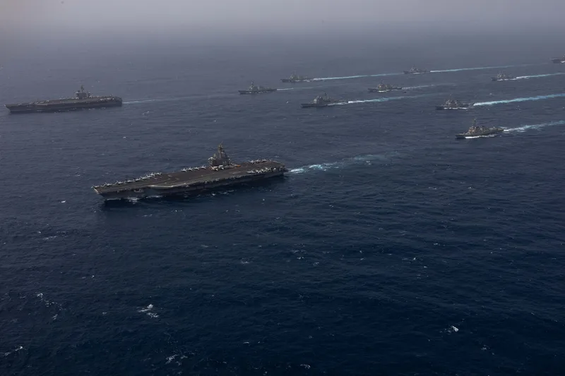 Flugzeugträger USS George H.W. Bush und ein weiterer Träger der Nimitz-Klasse mit Begleitschiffen im Flottenverband im Arabischen Meer