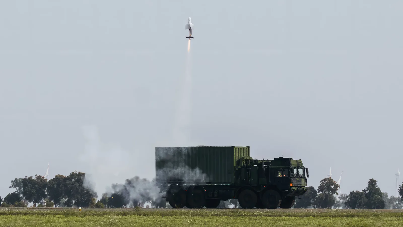 Rheinmetall MAN HX-LKW startet einen Flugkörper aus einem Container mit sichtbarer Rauchspur in den Himmel