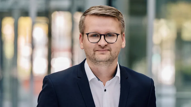 Torsten Oelze von Cognyte im dunklen Sakko und weißem Hemd vor unscharfem Hintergrund