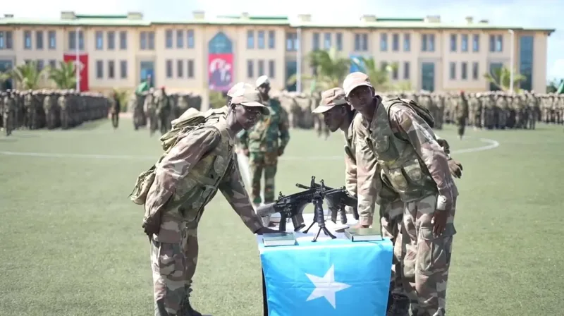 Somalische Soldaten legen im Camp TURKSOM im Mai 2026 ihren Eid auf den Koran ab.