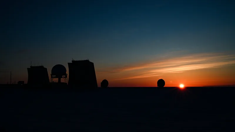 Am 9. April 2025 geht die Morgensonne über dem FOX-M-Standort (North Warning System Site) in Hall Beach, Sanirajak, Nunavut, Kanada, auf. Mit der Zeit könnten herkömmliche Radartechnologien, wie sie in den abgebildeten Systemen verwendet werden, von mikrowellenphotonischen Technologien abgelöst werden. Letztere versprechen eine Genauigkeit und Wellenlängenagilität, die weit über das hinausgeht, was mit dem heutigen Stand der Technik möglich ist.