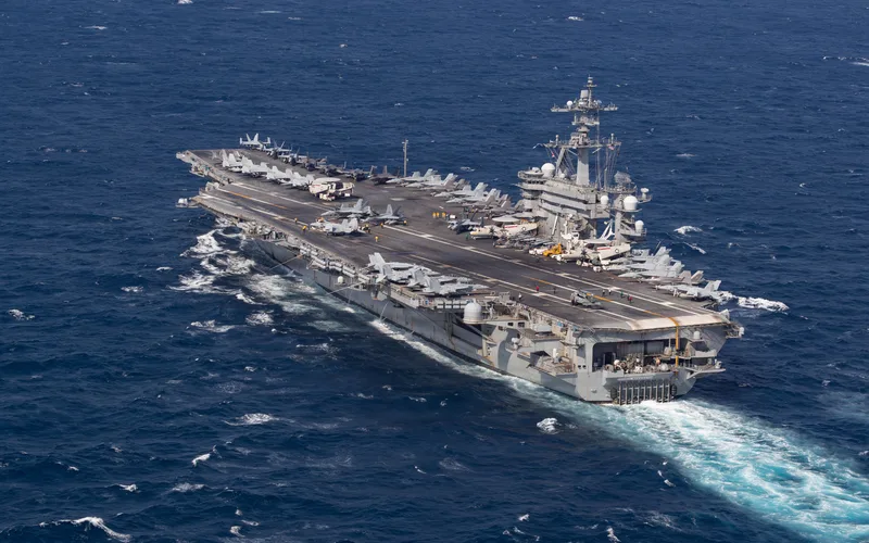 Flugzeugträger USS George Washington der US Navy mit F/A-18 Super Hornets und E-2 Hawkeyes auf dem Flugdeck auf offener See