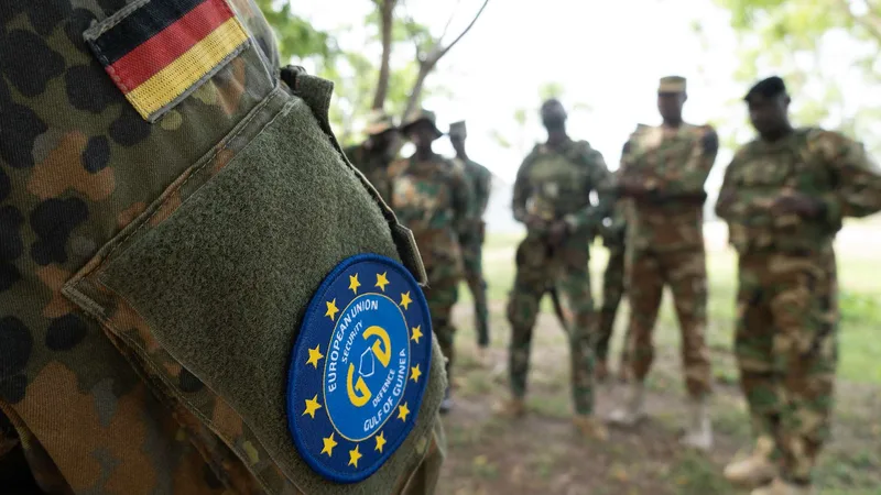 Bundeswehrsoldat mit EU-Abzeichen bei der Ausbildung ghanaischer Streitkräfte in Westafrika
