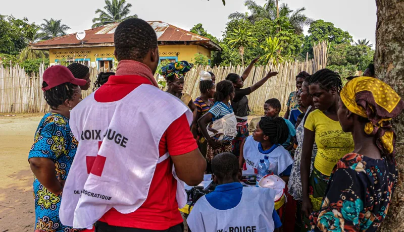 DRK: Humanitäre Helferin versorgt Menschen in einem Krisengebiet