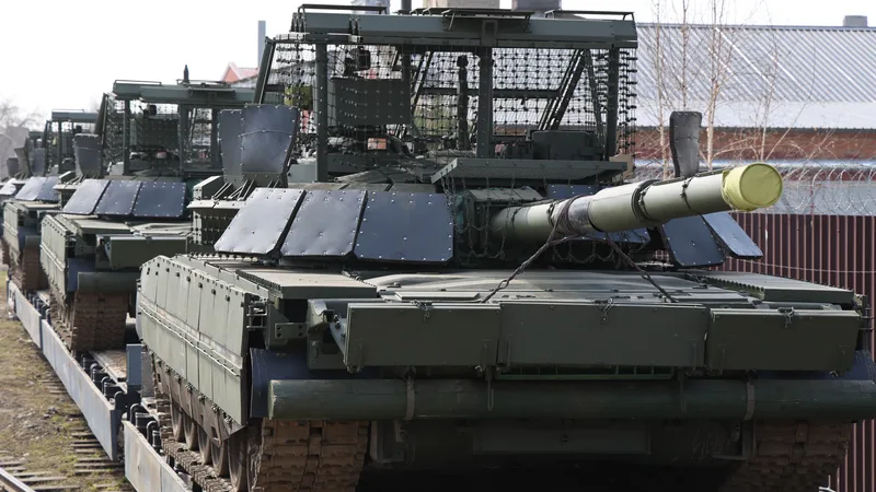 Güterwagen mit T-80BVM-Tanks, die mit einem neuen Schutzpaket ausgestattet sind, Mai 2026.