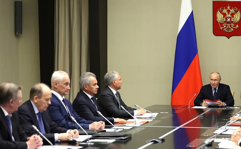 Andrei Belousov und Sergei Shoigu (3. u. 4. v. l.) bei einer Sitzung des russischen Sicherheitsrates im Jahr 2024.