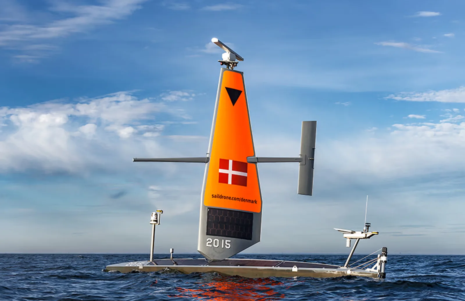 Die Beschaffungs- und Logistikorganisation des dänischen Verteidigungsministeriums (DALO) schloss sich mit Saildrone zusammen, um vier unbemannte Oberflächenfahrzeuge (USVs) des Typs Voyager zur Unterstützung der Königlich Dänischen Marine in der Ostsee für sechs Monate einzusetzen. Während dieser Zeit erfasste Saildrone mehr als 170.000 eindeutige Kontakte, legte über 20.000 Seemeilen zurück und erreichte eine Verfügbarkeit von 92 % für die gesamte Flotte unter verschiedensten rauen Wetter- und Seebedingungen.
