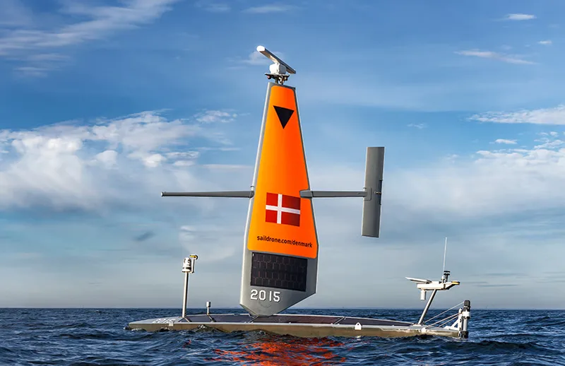 Die Beschaffungs- und Logistikorganisation des dänischen Verteidigungsministeriums (DALO) schloss sich mit Saildrone zusammen, um vier unbemannte Oberflächenfahrzeuge (USVs) des Typs Voyager zur Unterstützung der Königlich Dänischen Marine in der Ostsee für sechs Monate einzusetzen. Während dieser Zeit erfasste Saildrone mehr als 170.000 eindeutige Kontakte, legte über 20.000 Seemeilen zurück und erreichte eine Verfügbarkeit von 92 % für die gesamte Flotte unter verschiedensten rauen Wetter- und Seebedingungen.