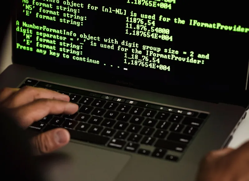 Hackerangriff: Hände tippen auf einer Computertastatur