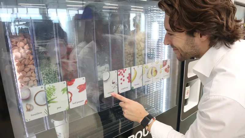 Nikolas Bullwinkel, CEO der Circus Group, entscheidet sich für einen Smoothie mit Kokosnuss.