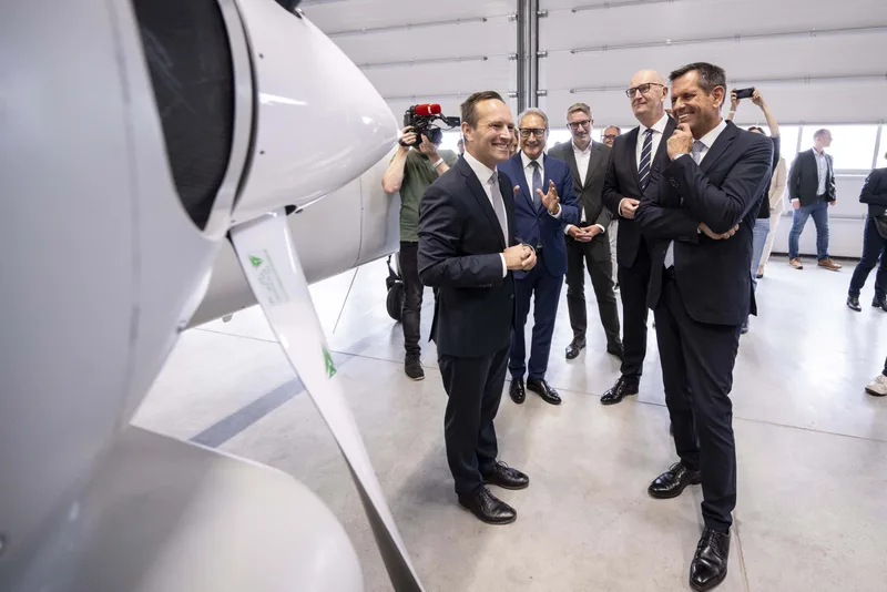 Bundesminister Volker Wissing besichtigt mit Vertretern aus Politik und Wirtschaft ein zweimotoriges Diamond Aircraft Flugzeug