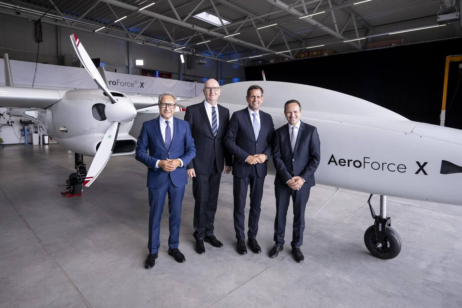 Rollout der AeroForce X von Aerodata (v.l.n.r.): Neset Tükenmez, CEO Aerodata, Dietmar Woidke, Ministerpräsident Brandenburg, Olaf Lies, Ministerpräsident Niedersachsen, und Ole Vörsmann, Projektleiter bei Aerodata.