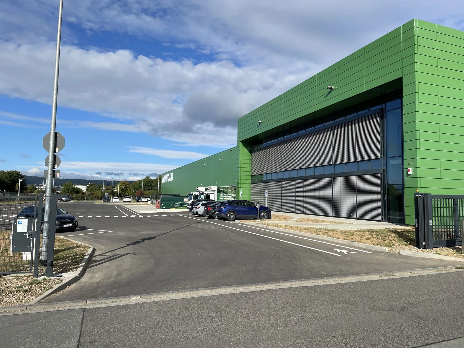 Logistikzentrum der Honold-Gruppe in Hessen mit vorgelagerten Parkplätzen, PKW und LKW-Ladebereichen im Hintergrund