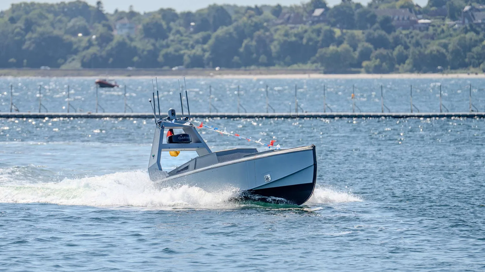 Unbemanntes Oberflächenfahrzeug Seetaube mit Antennen und Garmin-Radar bei der Taufe auf dem Wasser