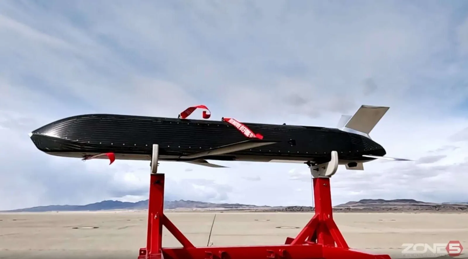 Unbemanntes Luftfahrzeug Rusty Dagger von Zone 5 Technologies auf einer roten Haltevorrichtung im Freigelände