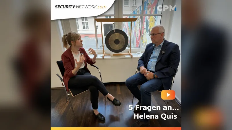 Helena Quis im Interview in einem Büro, im Hintergrund ein Gong und ein buntes Wandbild