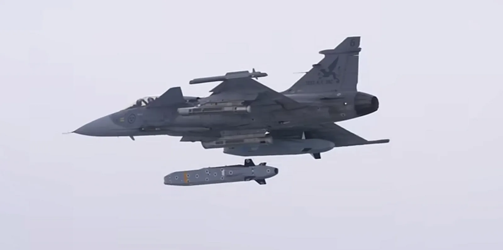 Saab JAS 39 Gripen Kampfflugzeug beim Abwurf eines Taurus KEPD 350 Marschflugkörpers im Flug