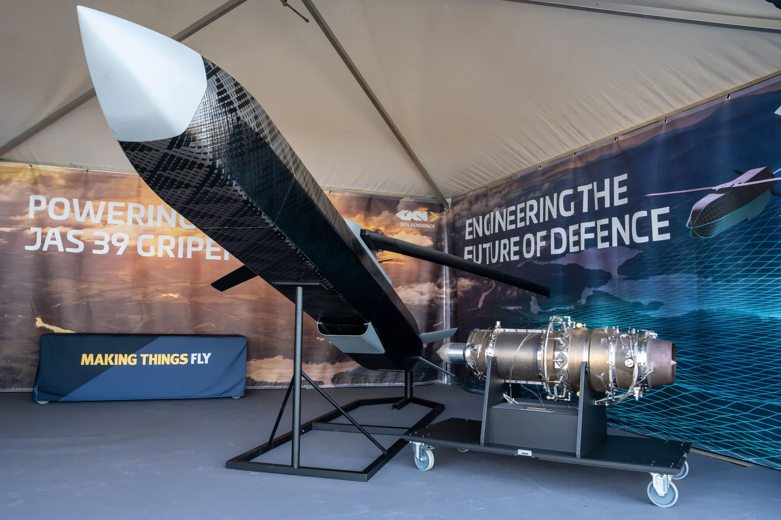Unbemannter Luftfahrzeug-Demonstrator und Flugtriebwerk am Messestand von GKN Aerospace