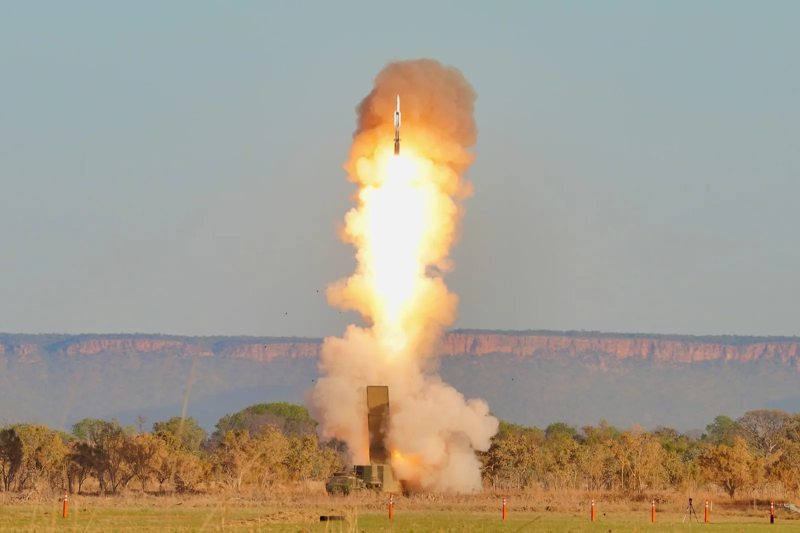 Tiefschlagfähigkeit: Eine Werfereinheit des Typhon-Systems von Lockheed Martin verschießt einen SM6-Flugkörper. Auch die für Deutschlands Tiefschlagfähigkeit vorgesehene Tomahawk-Marschflugkörper können aus dem Senkrecht-Startsystem abgefeuert werden.