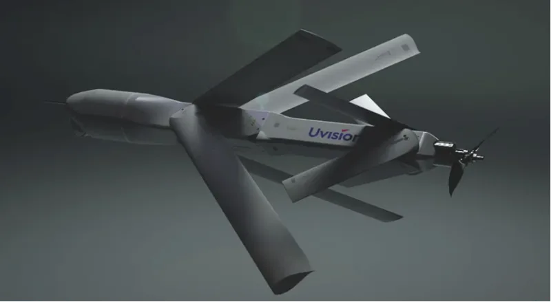 Loitering-Munition Hero von UVision mit ausgeklappten kreuzförmigen Tragflächen und Heckpropeller im Flug