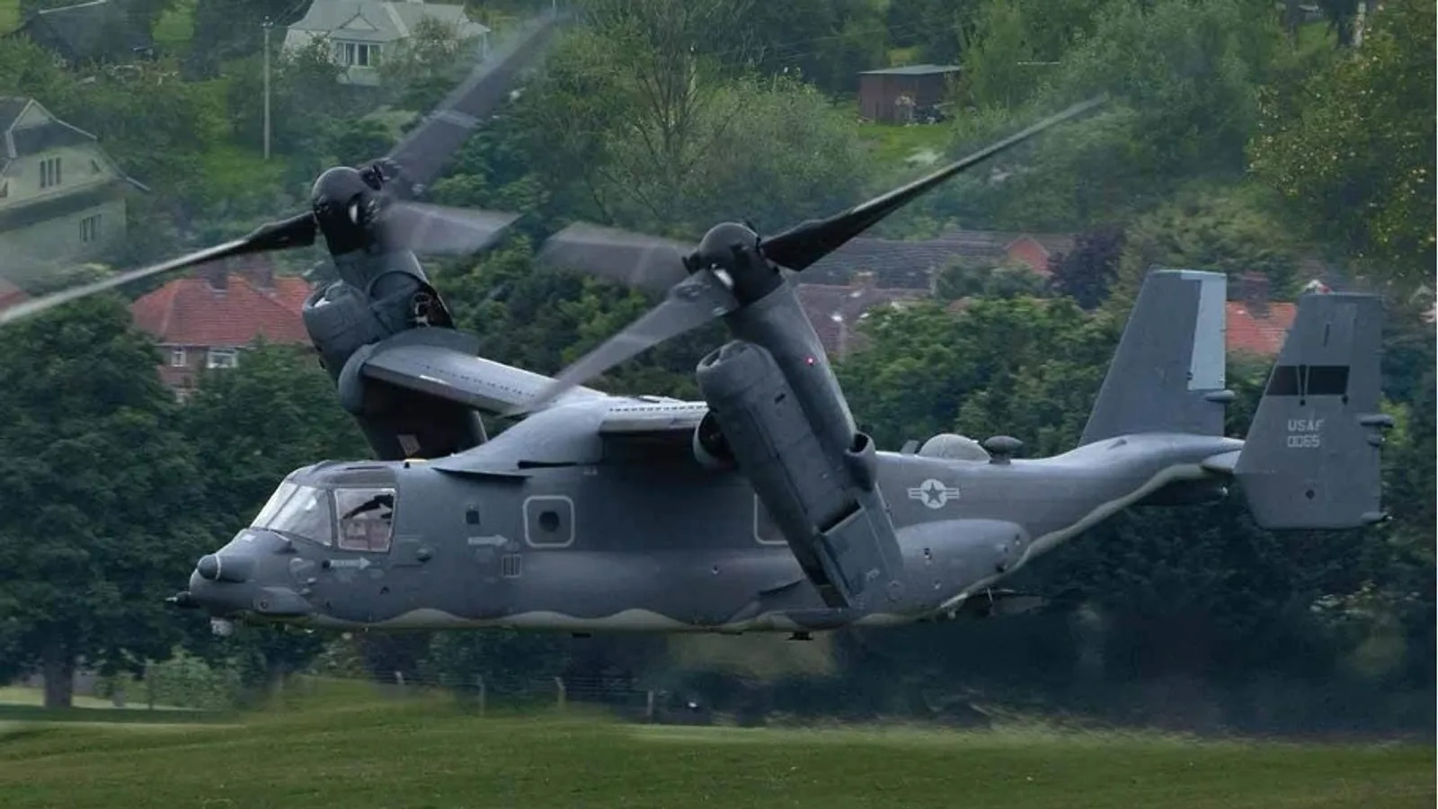 Bell Boeing CV-22 Osprey der US Air Force im Tiefflug über einer ländlichen Wiese