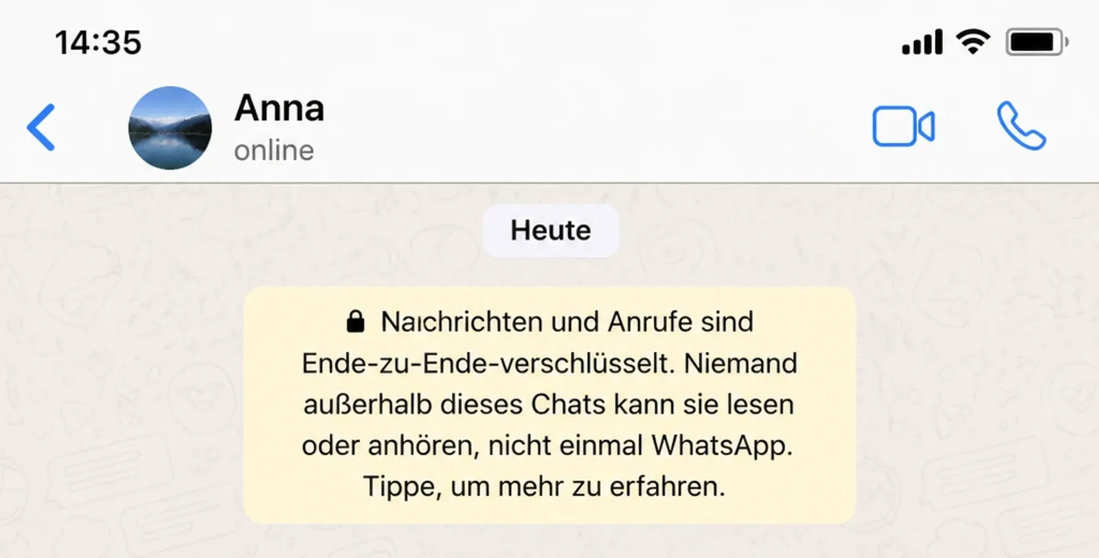 Chat Control: WhatsApp-Chatverlauf auf einem Smartphone mit sichtbarem Hinweis zur Ende-zu-Ende-Verschlüsselung der Nachrichten