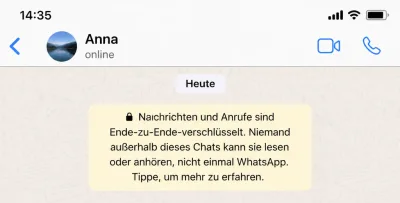 Chat Control: WhatsApp-Chatverlauf auf einem Smartphone mit sichtbarem Hinweis zur Ende-zu-Ende-Verschlüsselung der Nachrichten