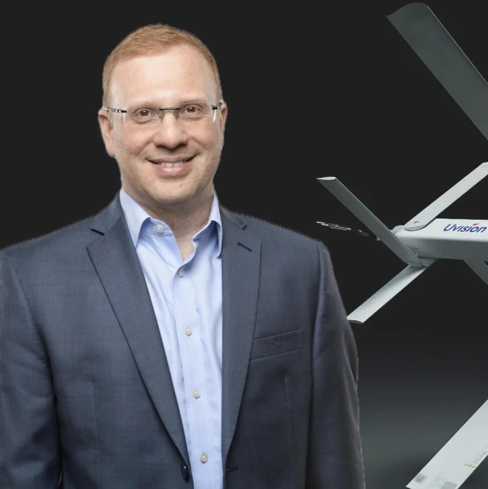 Eine Fotomontage zeigt Eyal Rubin, den neuen CFO von UVision, neben einer Drohne der Hero-Produktfamilie des Herstellers.