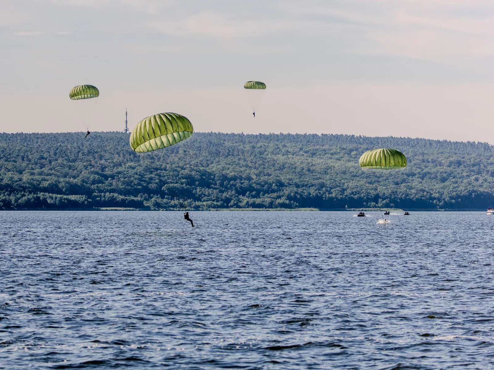 Wasserlandung: Fallschirmspringer der Bundeswehr landen mit Rundkappenfallschirmen während eines Wassersprungdienstes in einem Gewässer