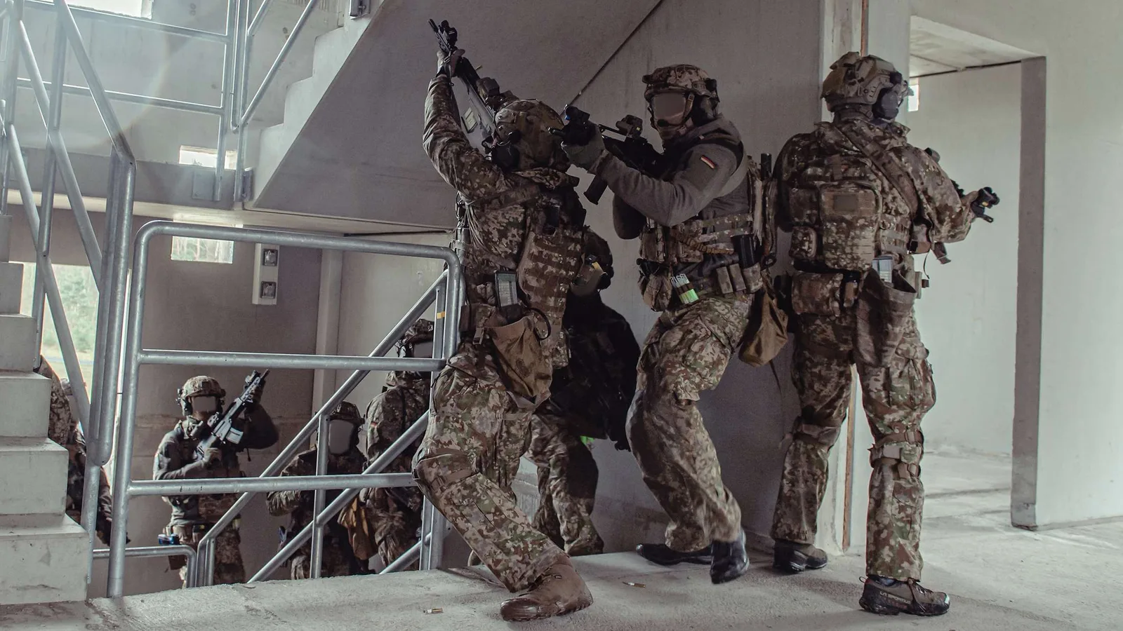 Spezialkräfte: Soldaten des KSK der Bundeswehr in Multitarn-Bekleidung sichern während einer Häuserkampfübung ein Treppenhaus mit Sturmgewehren