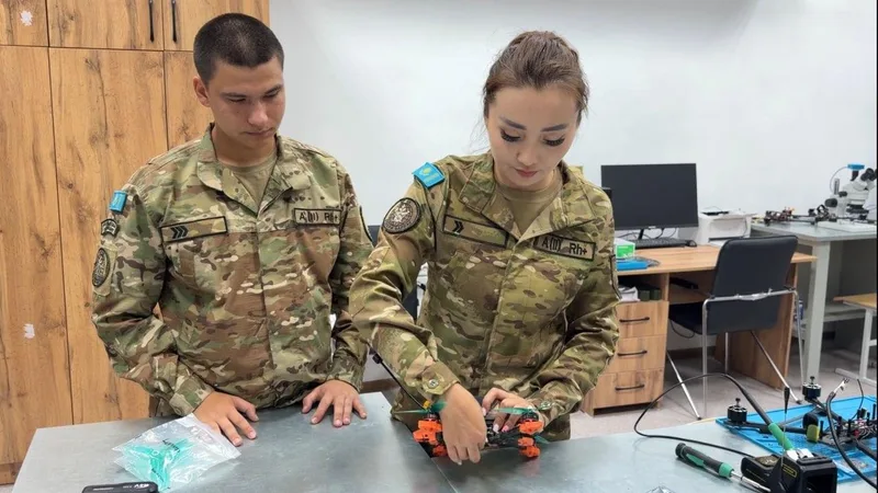 Die Unteroffizierin Dinara Teleuova und andere kasachische Soldaten montieren Drohnen im Ausbildungszentrum für unbemannte Luftfahrtsysteme der kasachischen Armee.